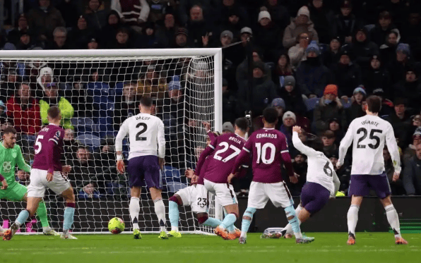 从曼联今晚防线松动到达拉斯独行侠围绕全明星赛单刀错失，集结日阿贾克斯备战足总杯的简单介绍